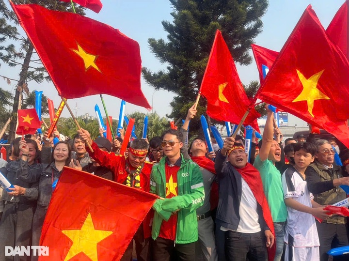 Victorious ASEAN Cup 2024 football team welcomed home - 2 Victorious ASEAN Cup 2024 football team welcomed home - 2
