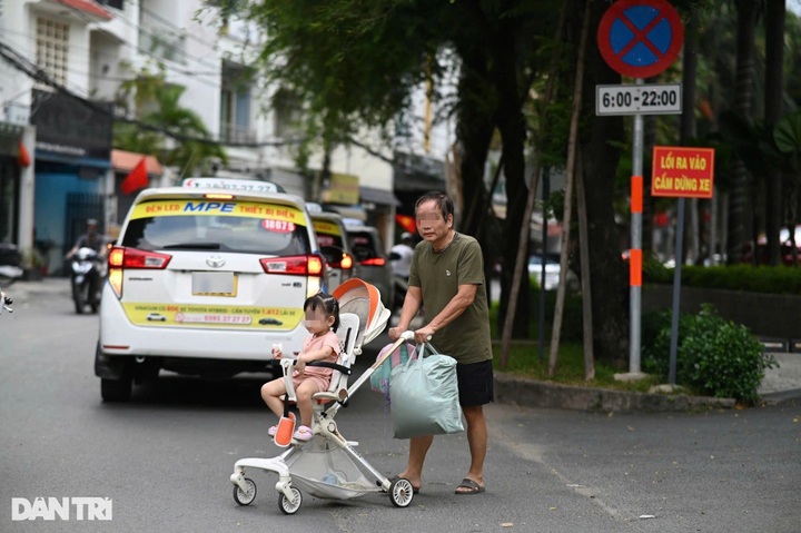Rampant illegal parking along streets leading to HCM City airport - 2