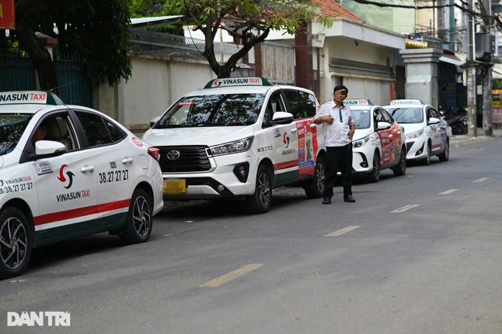 Rampant illegal parking along streets leading to HCM City airport - 3