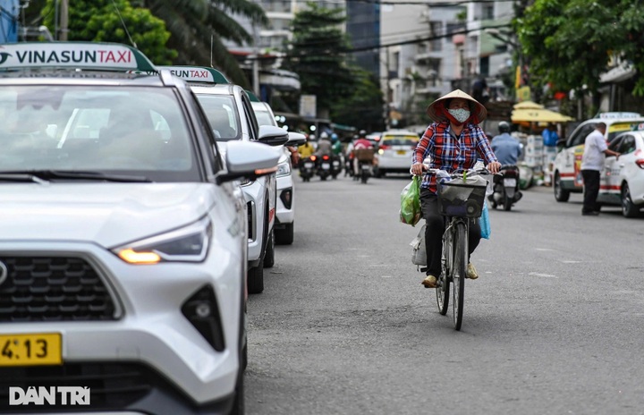 Rampant illegal parking along streets leading to HCM City airport - 1