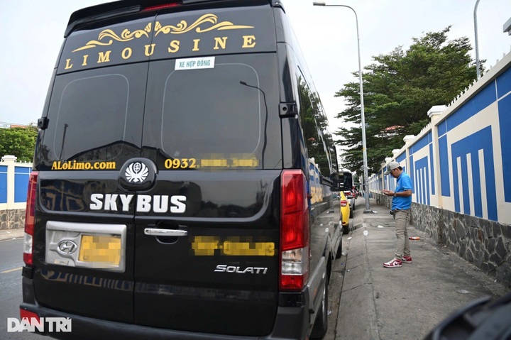 Rampant illegal parking along streets leading to HCM City airport - 7