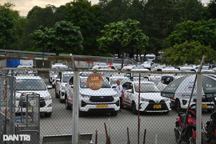 Rampant illegal parking along streets leading to HCM City airport - 6