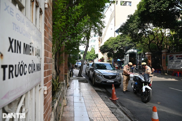 Rampant illegal parking along streets leading to HCM City airport - 8