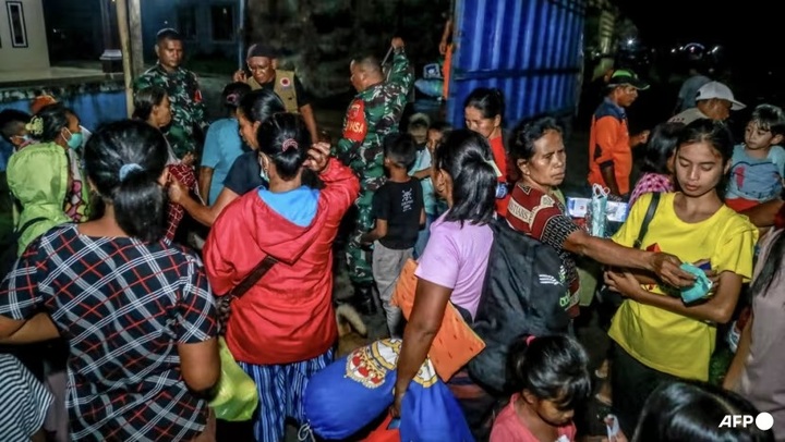 Indonesian rescuers evacuating thousands after volcano erupts - 1