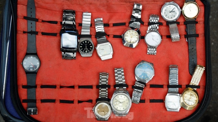 Hanoi antique market bustling ahead of Tet - 7 Hanoi antique market bustling ahead of Tet - 7