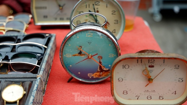 Hanoi antique market bustling ahead of Tet - 6 Hanoi antique market bustling ahead of Tet - 6