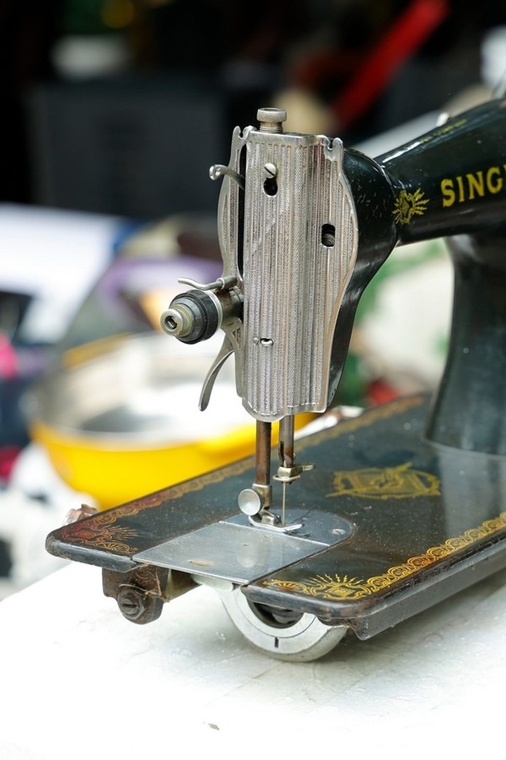 Hanoi antique market bustling ahead of Tet - 5 Hanoi antique market bustling ahead of Tet - 5