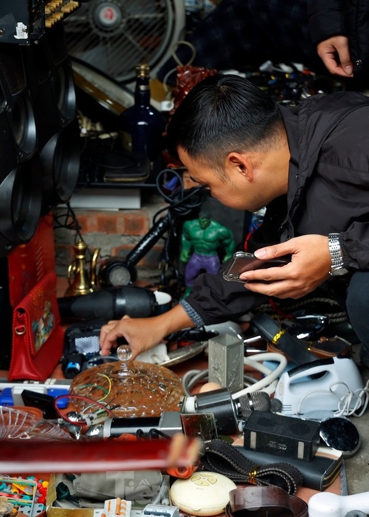 Hanoi antique market bustling ahead of Tet - 4 Hanoi antique market bustling ahead of Tet - 4