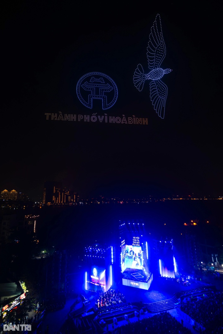 Huge drone show lights up Hanoi - 4 Huge drone show lights up Hanoi - 4