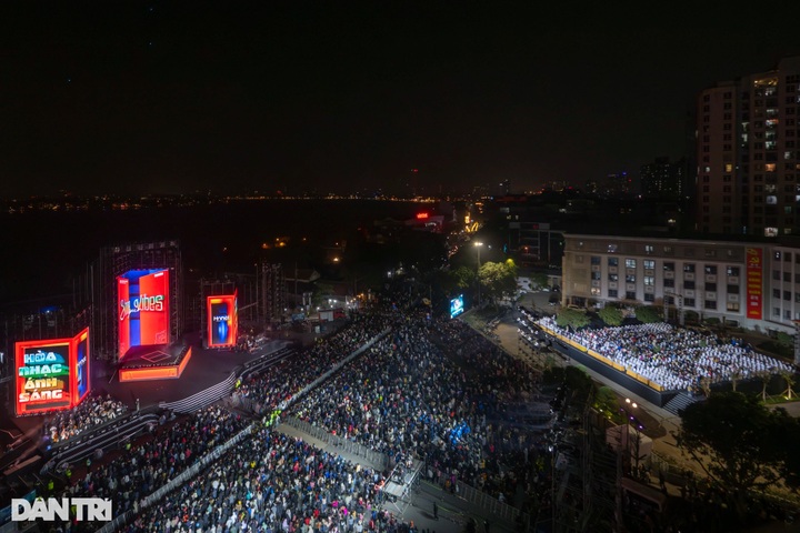 Huge drone show lights up Hanoi - 1 Huge drone show lights up Hanoi - 1