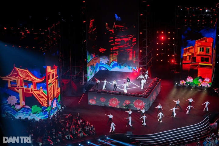 Huge drone show lights up Hanoi - 2 Huge drone show lights up Hanoi - 2