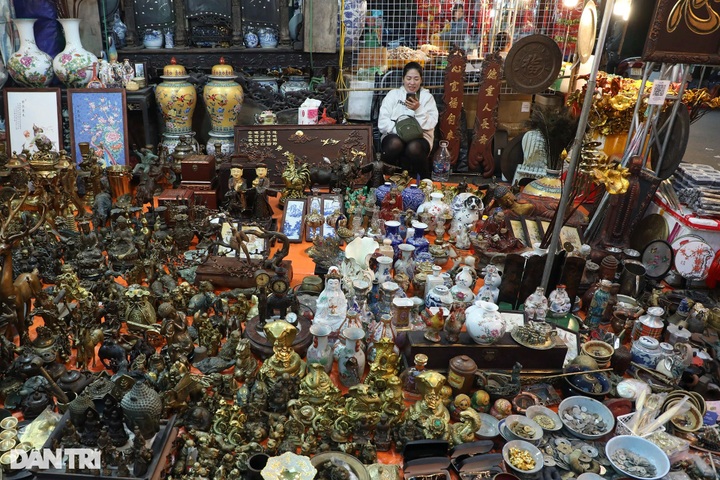 Famous Hanoi flower market attracts Tet shoppers - 2 Famous Hanoi flower market attracts Tet shoppers - 2