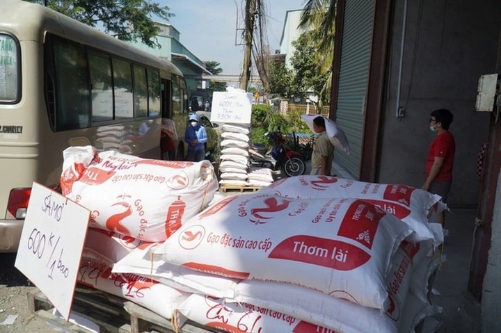 Thousands rush to stockpile rice amid falling prices - 2 Thousands rush to stockpile rice amid falling prices - 2