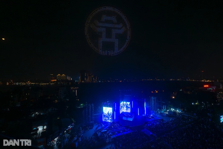 Huge drone show lights up Hanoi - 8 Huge drone show lights up Hanoi - 8