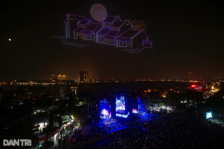 Huge drone show lights up Hanoi - 7 Huge drone show lights up Hanoi - 7