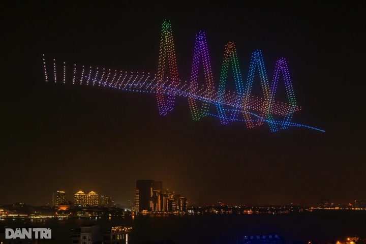 Huge drone show lights up Hanoi - 10 Huge drone show lights up Hanoi - 10