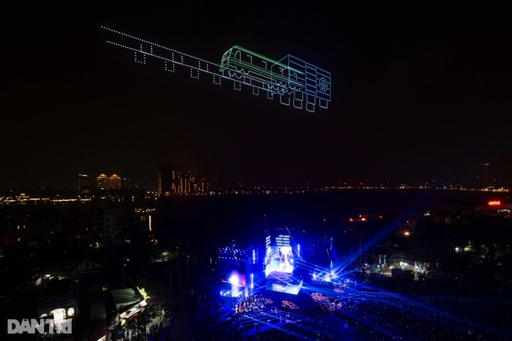 Huge drone show lights up Hanoi - 11 Huge drone show lights up Hanoi - 11