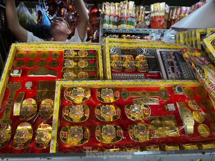 Votive paper sales soar ahead of Kitchen Gods' Day - 5