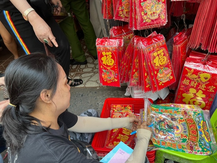 Votive paper sales soar ahead of Kitchen Gods' Day - 2