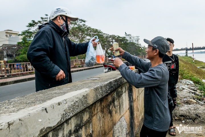 Carp-release service thrives in Nam Dinh - 1 Carp-release service thrives in Nam Dinh - 1