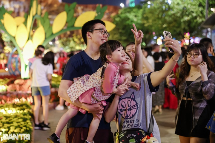 Nguyen Hue Flower Street captivates visitors - 6 Nguyen Hue Flower Street captivates visitors - 6