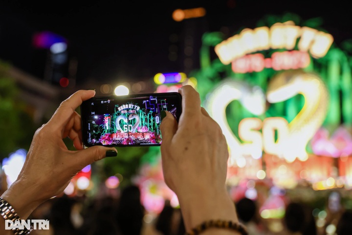 Nguyen Hue Flower Street captivates visitors - 8 Nguyen Hue Flower Street captivates visitors - 8