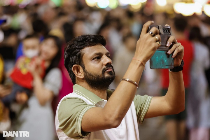 Nguyen Hue Flower Street captivates visitors - 9 Nguyen Hue Flower Street captivates visitors - 9