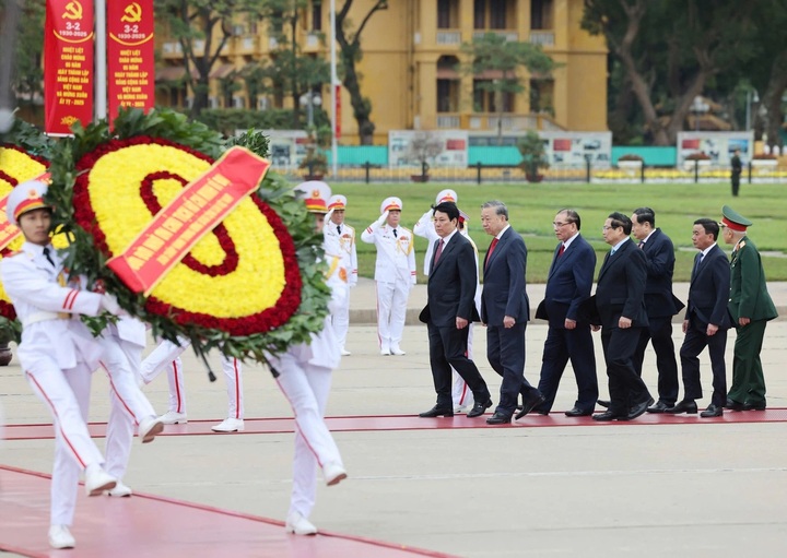 Leaders pay tribute to President Ho Chi Minh on Party’s anniversary - 1 Leaders pay tribute to President Ho Chi Minh on Party’s anniversary - 1