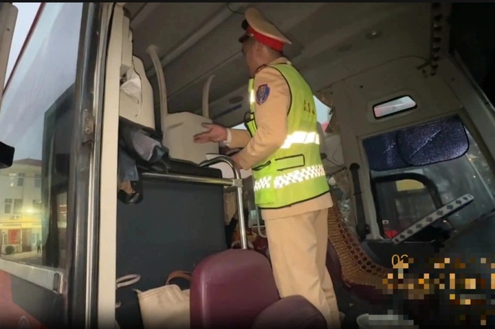 Overloaded holiday passenger buses inspected - 1 Overloaded holiday passenger buses inspected - 1