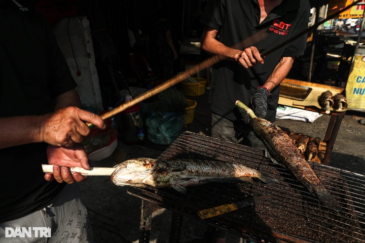 HCM City street busy preparing offerings for God of Wealth - 8 HCM City street busy preparing offerings for God of Wealth - 8