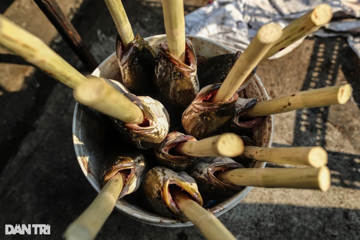 HCM City street busy preparing offerings for God of Wealth - 5 HCM City street busy preparing offerings for God of Wealth - 5