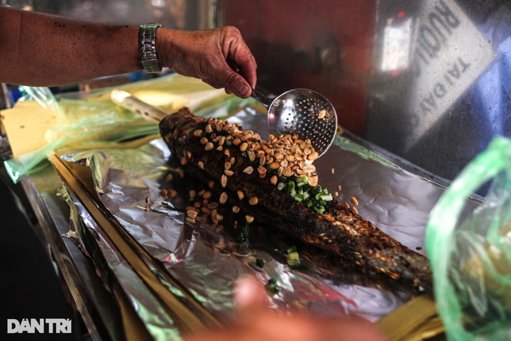 HCM City street busy preparing offerings for God of Wealth - 9 HCM City street busy preparing offerings for God of Wealth - 9