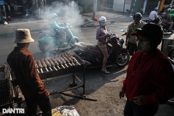 HCM City street busy preparing offerings for God of Wealth - 3 HCM City street busy preparing offerings for God of Wealth - 3