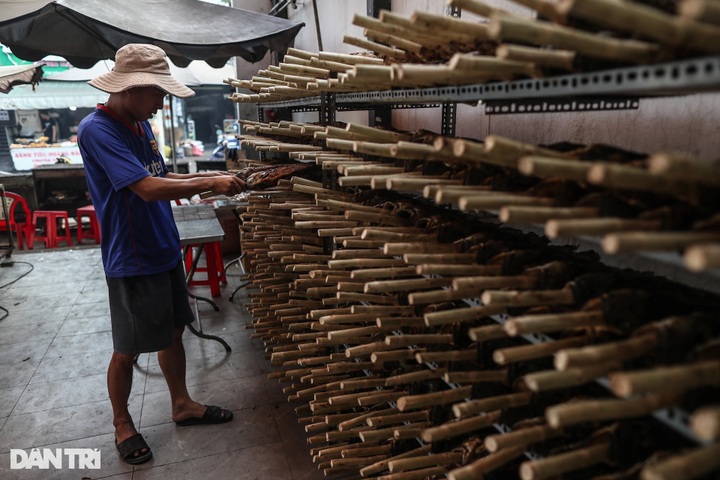 HCM City street busy preparing offerings for God of Wealth - 4 HCM City street busy preparing offerings for God of Wealth - 4