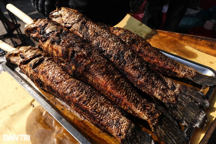 HCM City street busy preparing offerings for God of Wealth - 2 HCM City street busy preparing offerings for God of Wealth - 2