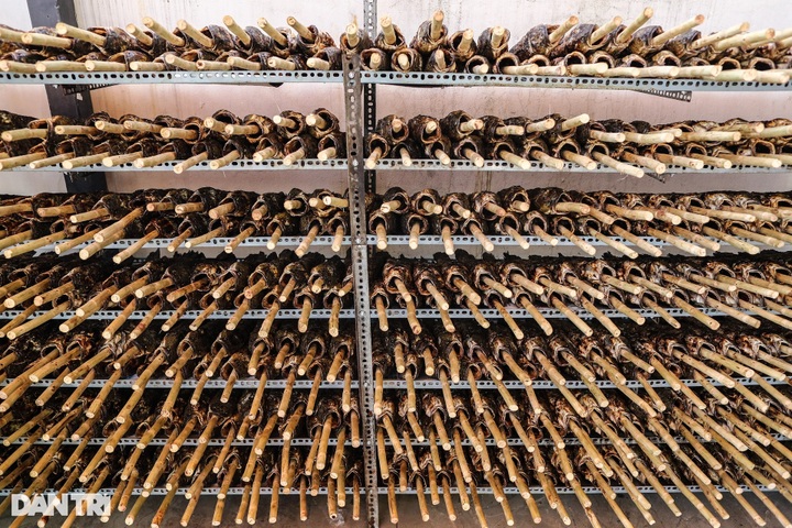 HCM City street busy preparing offerings for God of Wealth - 7 HCM City street busy preparing offerings for God of Wealth - 7