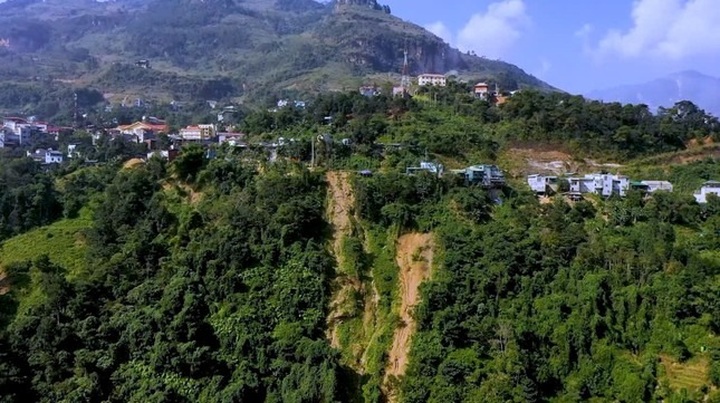 Ha Giang town residents to be evacuated due to landslides - 1