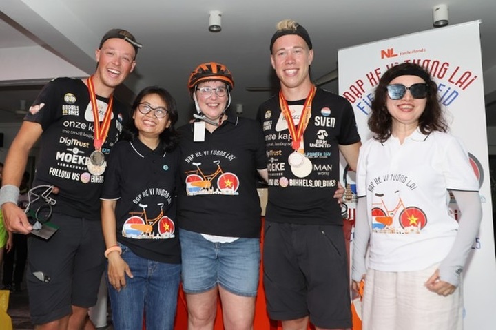 Two Dutch men cycle 20,000 km to Vietnam - 5
