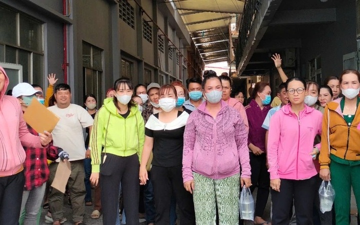 Nearly 300 workers strike over unpaid wages in HCM City - 1