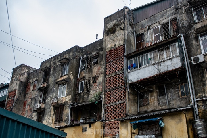 Dilapidated apartment buildings in Ha Long raise safety concerns - 1