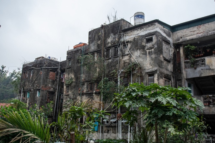 Dilapidated apartment buildings in Ha Long raise safety concerns - 4