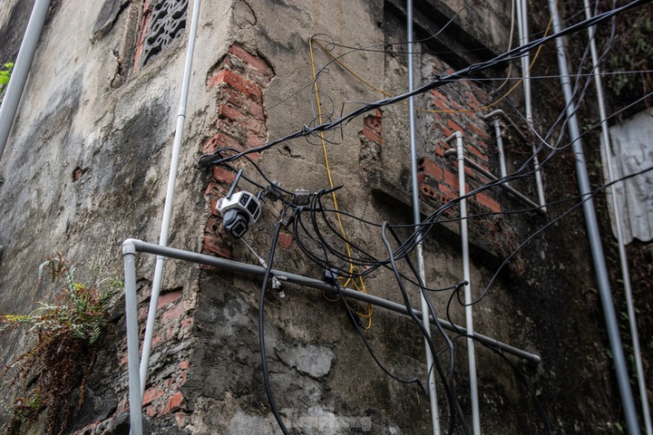 Dilapidated apartment buildings in Ha Long raise safety concerns - 5