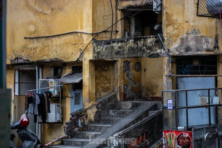Dilapidated apartment buildings in Ha Long raise safety concerns - 7