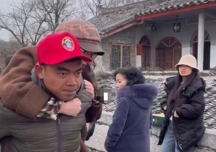 Vietnamese tourist helps struggling local in China - 1 Vietnamese tourist helps struggling local in China - 1