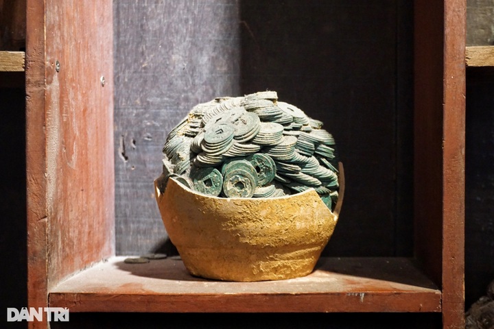 HCM City coffee shop houses 10,000 antiques - 3 HCM City coffee shop houses 10,000 antiques - 3