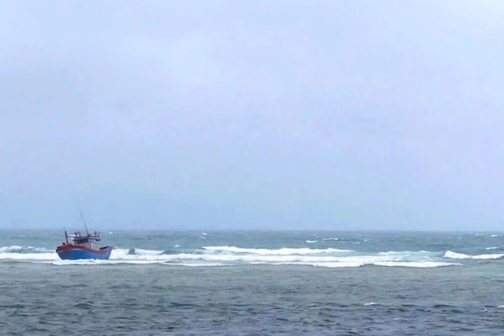 Fishing boats stranded off Ly Son coast, captain missing - 1