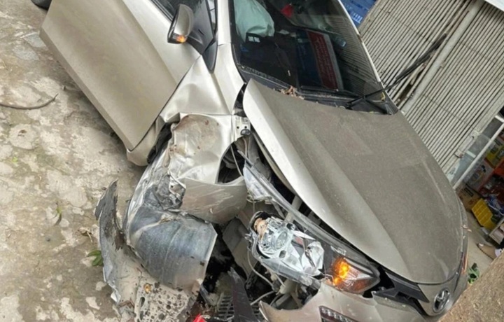 Three women escape death after car mounts pavement - 1 Three women escape death after car mounts pavement - 1