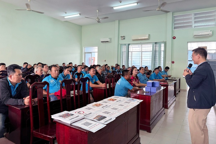 150 cyclo drivers in Nha Trang learn English - 1