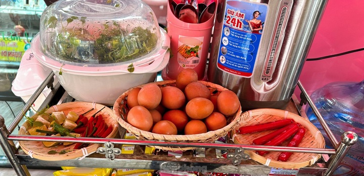 Danang noodle shop provides warm meals for the needy - 3 Danang noodle shop provides warm meals for the needy - 3