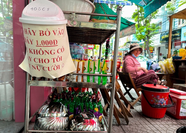 Danang noodle shop provides warm meals for the needy - 4 Danang noodle shop provides warm meals for the needy - 4